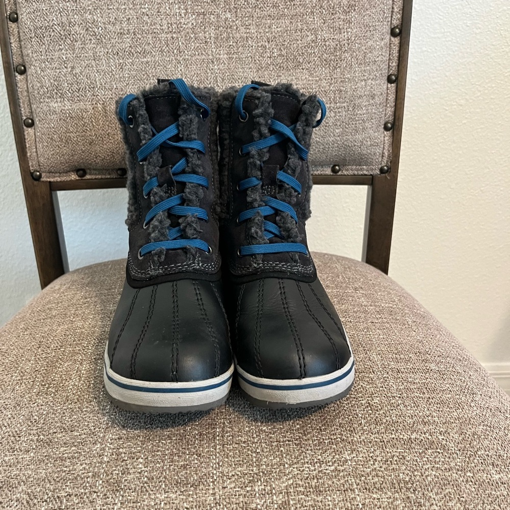 LLBean New Women’s Black Winter Boots with Blue Laces